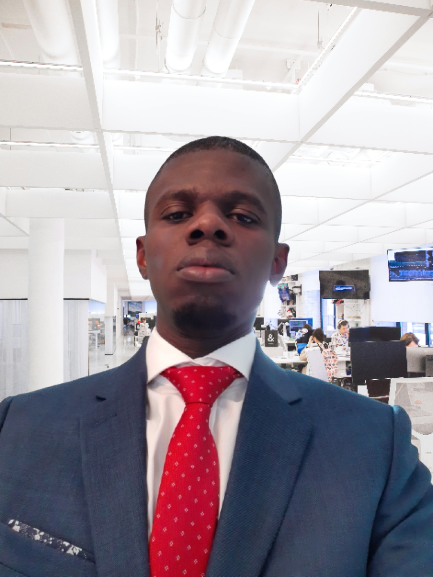 Portrait professionnel du fondateur Geovani Dominique NGBANGANDIMBO en costume bleu et cravate rouge.